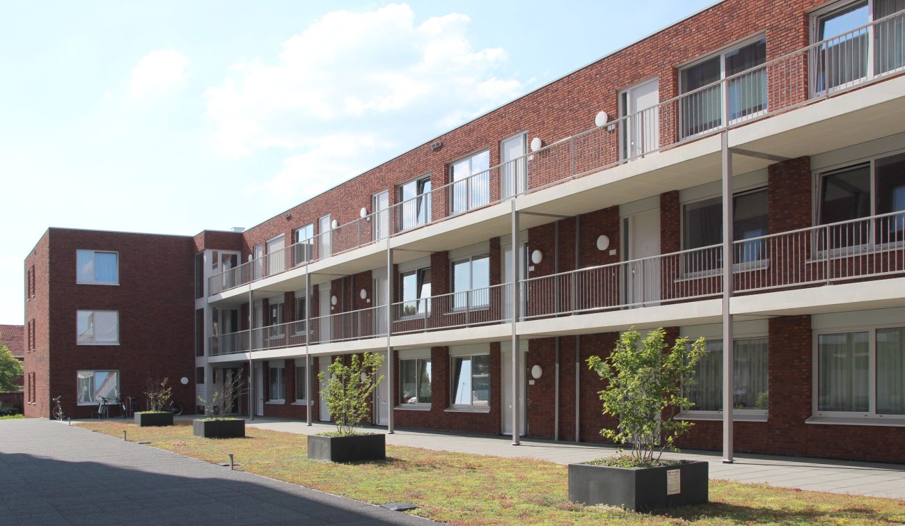 Rij voordeuren van de nieuwbouwappartementen op het HIVA-terrein in Son, onderdeel van het moderne wooncomplex aan het water.