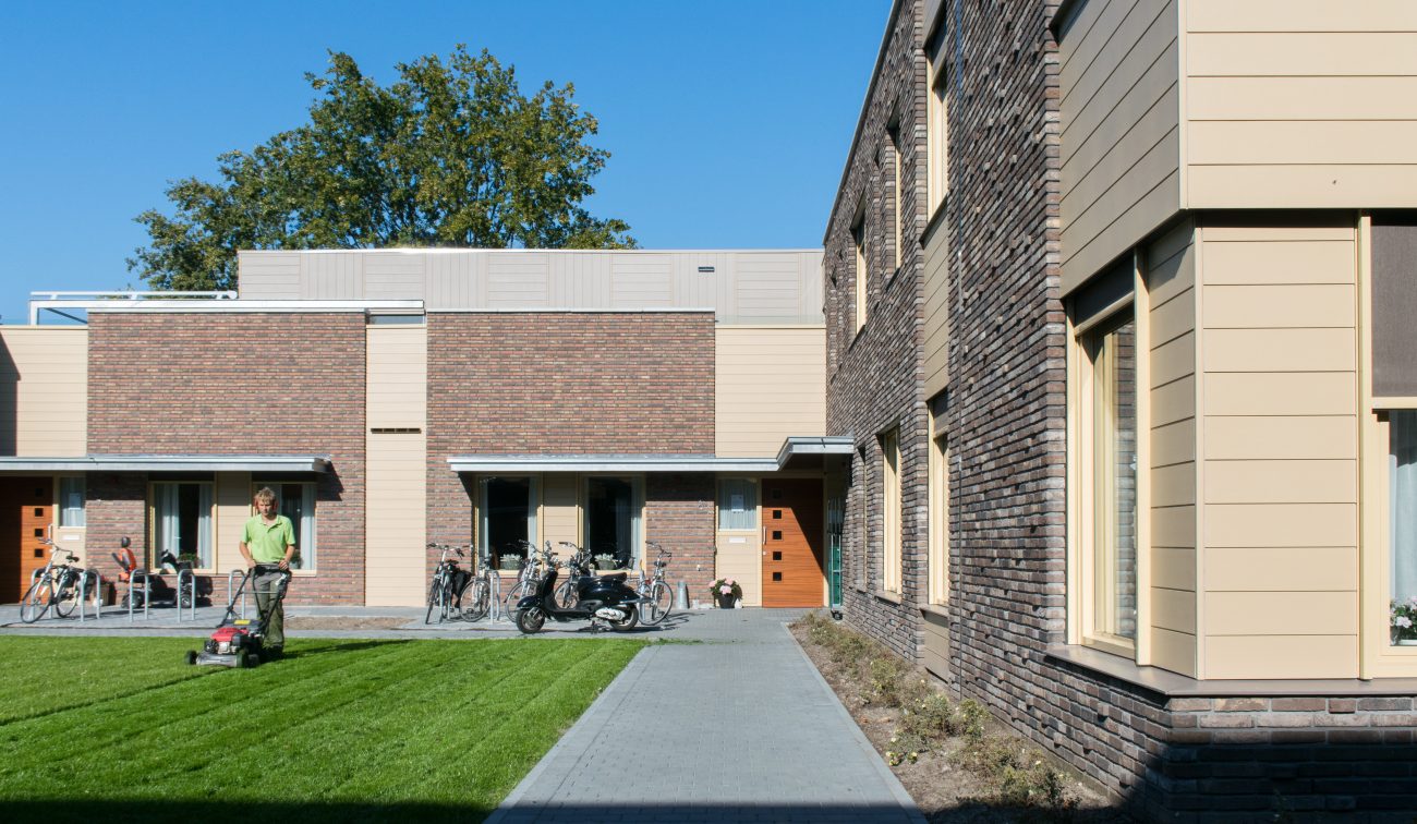 Voorgevel verpleeghuis Vincentiushof Venray met baksteen, gevelbekleding en verzorgde tuin.