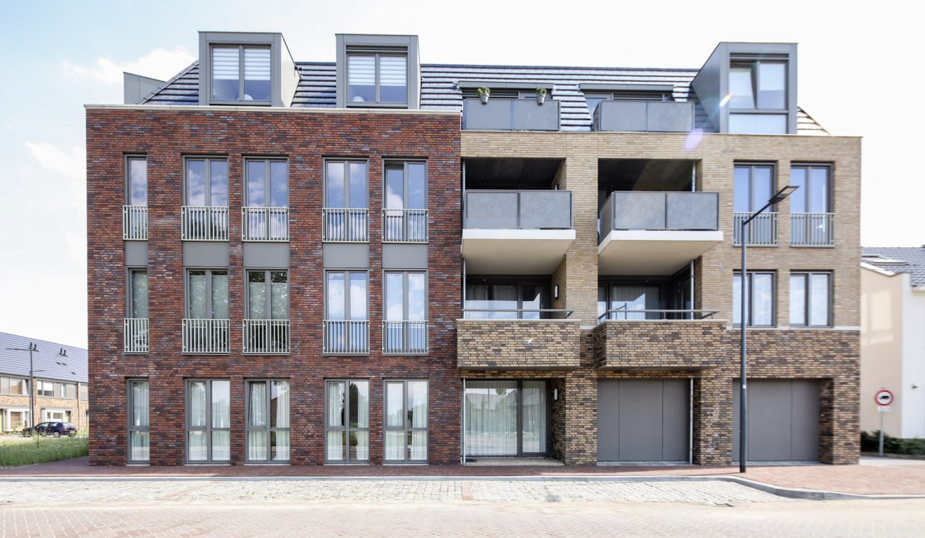 Nieuwbouw De Driesprong Breda: appartementen met baksteenmix, balkons en Franse balkons, straatbeeld