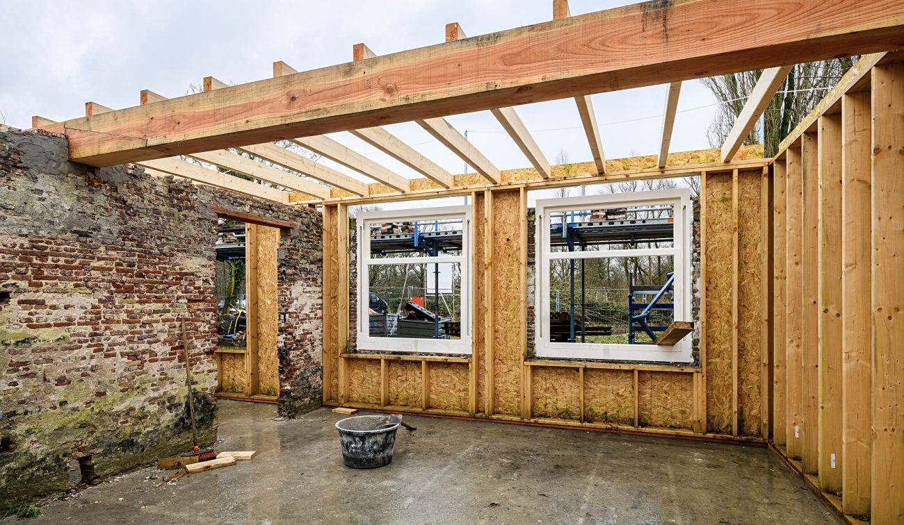 Renovatie woonboerderij: combinatie van oud metselwerk, houtskelet, isolatievakken en kozijnopeningen
