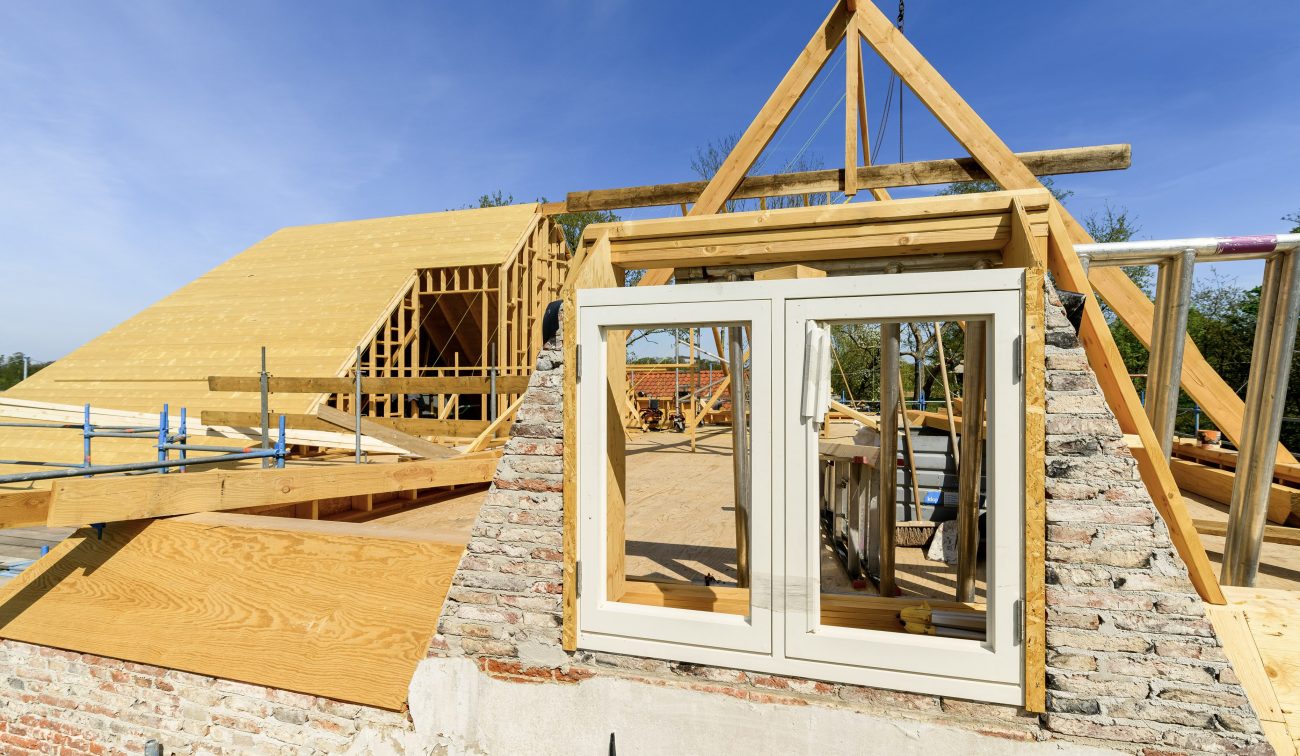 Renovatie woonboerderij Naardermeer: nieuwe kap met dakplaten en dakkapel in oud metselwerk