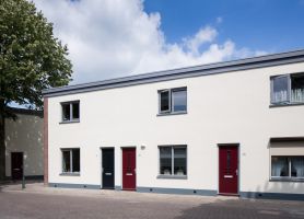 Vestkant Breda groot onderhoud: rijwoningen met witte gevels, rode deuren en grijze kozijnen rustig.