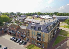 De Driesprong Breda: appartementen met balkons en mansardedak, baksteenmix, luchtfoto woonwijk ruim.