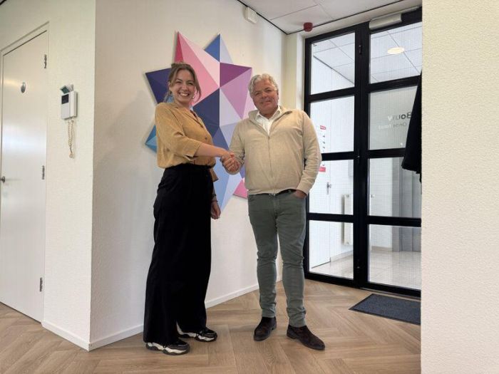 De Directeur van BOB en de directeur van VB Bouw schudden elkaar de hand op het kantoor van VB Bouw