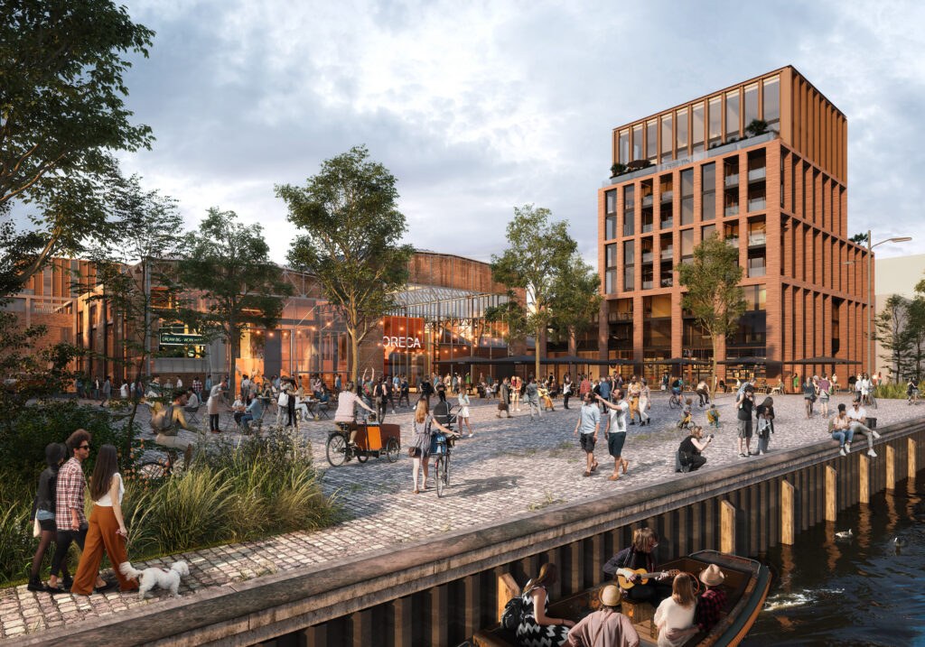 Woontoren met bakstenen gevel aan levendig stadsplein langs waterzijde