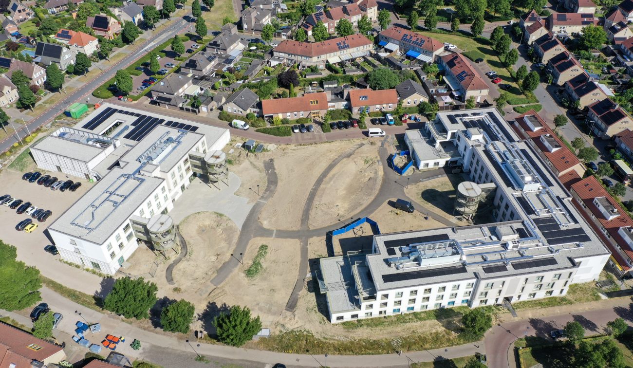 Luchtfoto Risselthof Horst: twee zorggebouwen met binnenterrein in woonwijk.