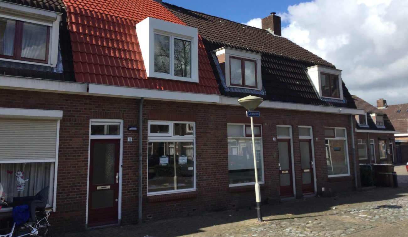 Groot onderhoud 81 woningen Lindeplein Breda: rijwoningen met dakkapellen, rode bruine daken straat.