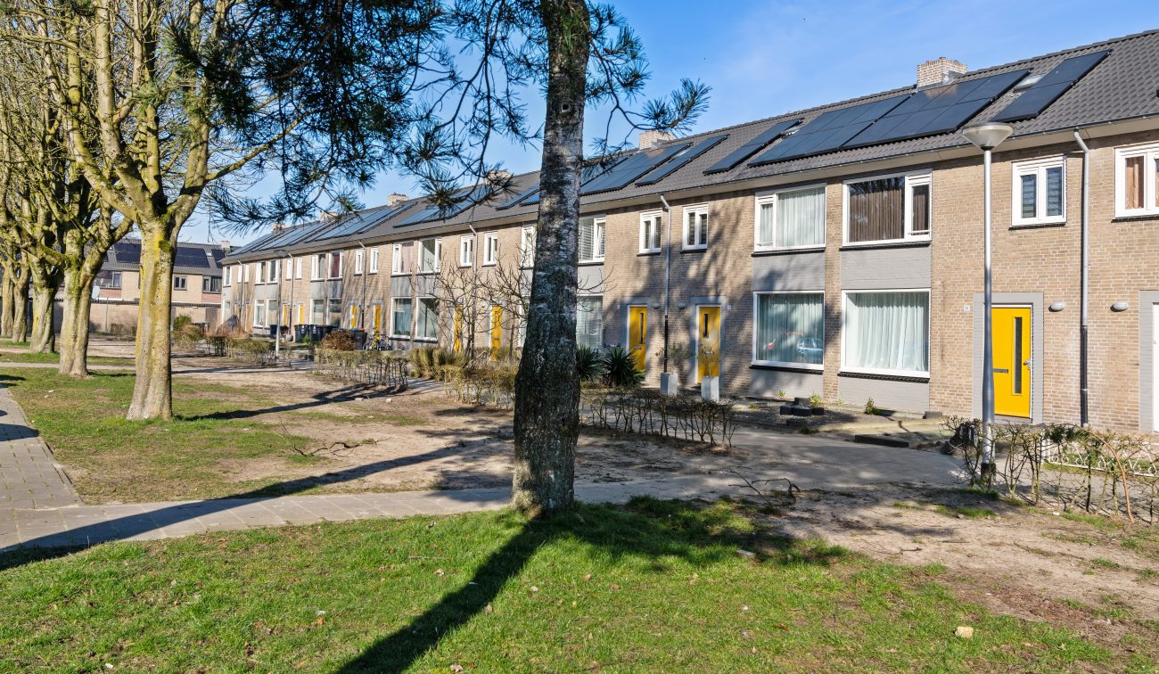 Straat in de Kruidenbuurt Tilburg waar werkzaamheden aan woningen plaatsvinden tijdens groot onderhoud.