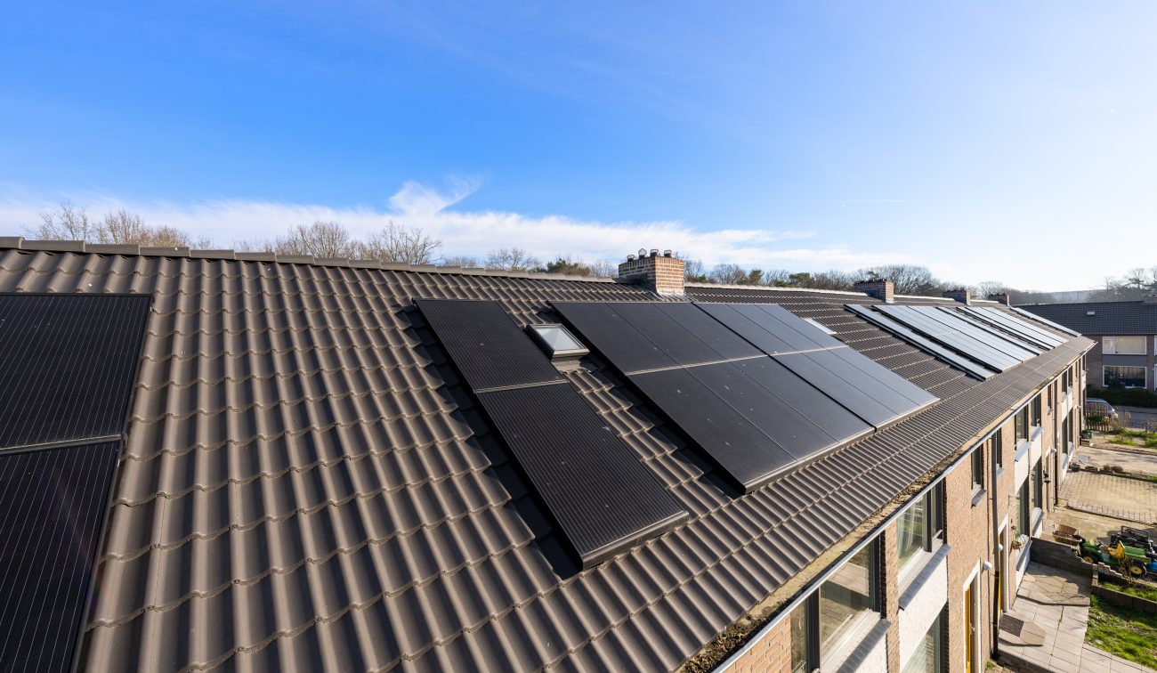 Zonnepanelen op daken van woningen in de Kruidenbuurt Tilburg, geplaatst tijdens groot onderhoudsproject.
