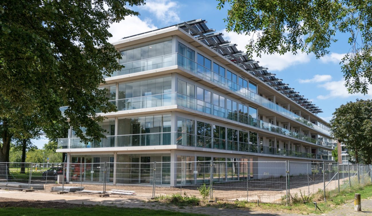 Nieuwbouwproject in de Gestelse Buurt in ’s-Hertogenbosch met een gebouw in aanbouw, onderdeel van de wijkvernieuwing.