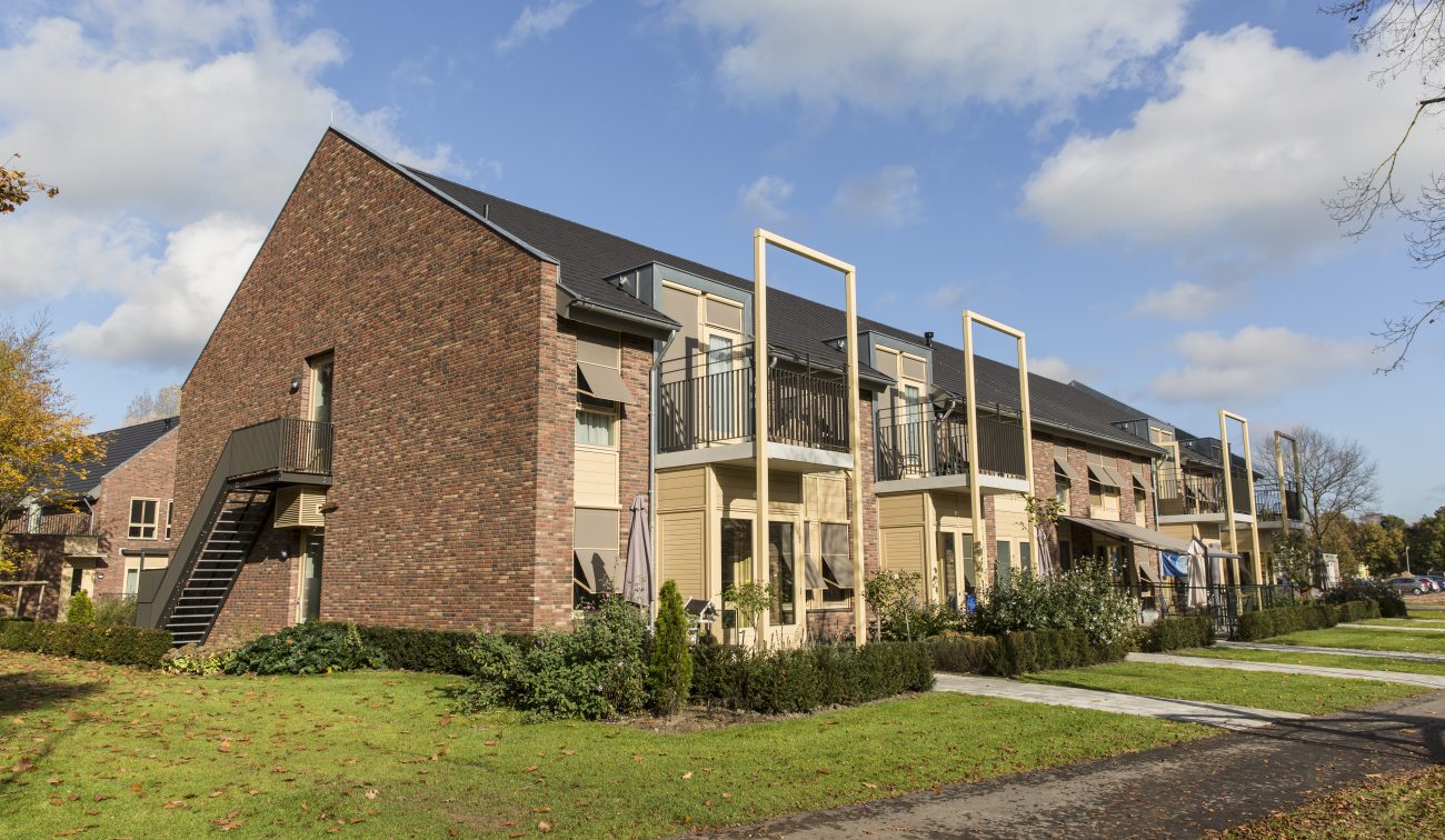 Zijaanzicht van de nieuwbouw zorgwoningen bij Providentia in Sterksel met zicht op de balkons
