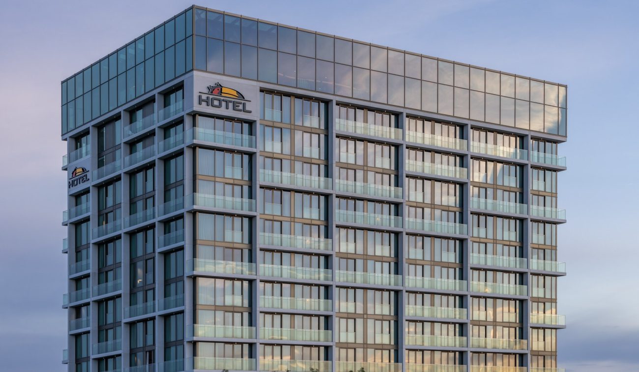 Afgewerkte hoteltoren van Van der Valk in Eindhoven-Best