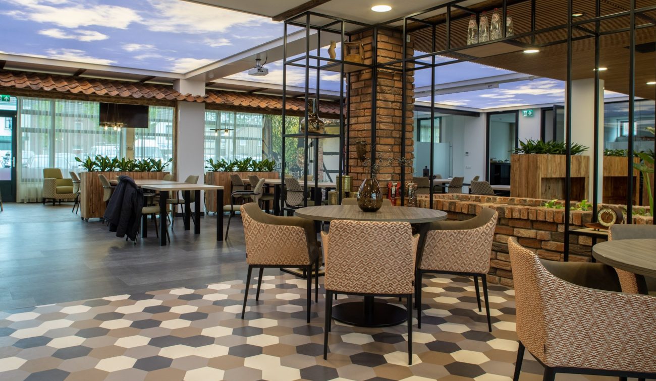 Hospitalityruimte Aan de Bleek: mix van baksteen, hout en staal, sky-ceiling en comfortabele stoelen