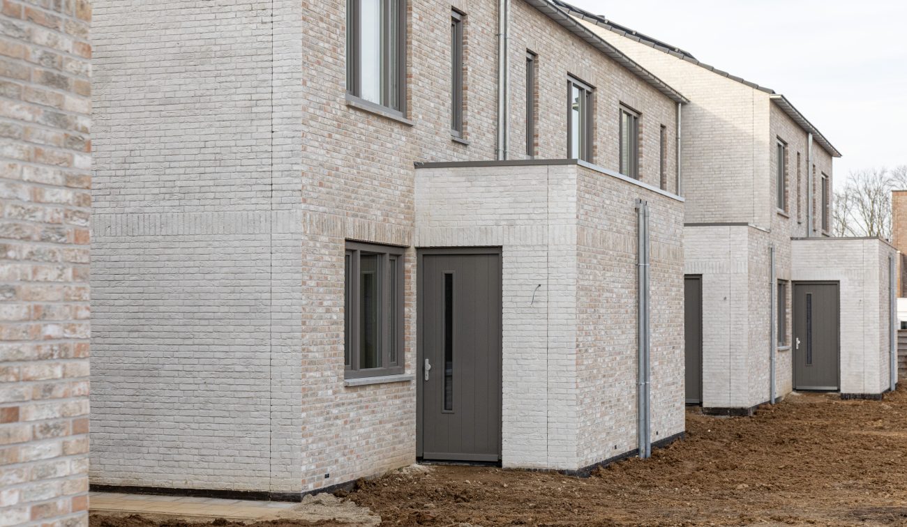 CPO Meerdel Elsloo – lichte bakstenen rijwoningen met uitbouw bij entree, grijs kozijnwerk en on aangelegde voortuinen