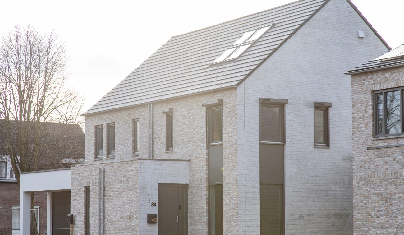 CPO Meerdel Elsloo – moderne woning met licht metselwerk, zadeldak met dakramen en bronskleurige kozijnen, entree met strakke kaders