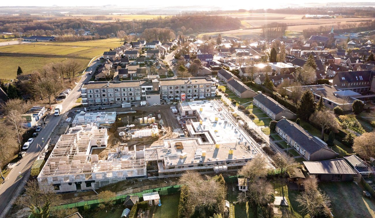 Vogelvlucht bouwplaats Hulsberg: funderingen en wanden verpleeghuis Panhuys midden in woonkern.