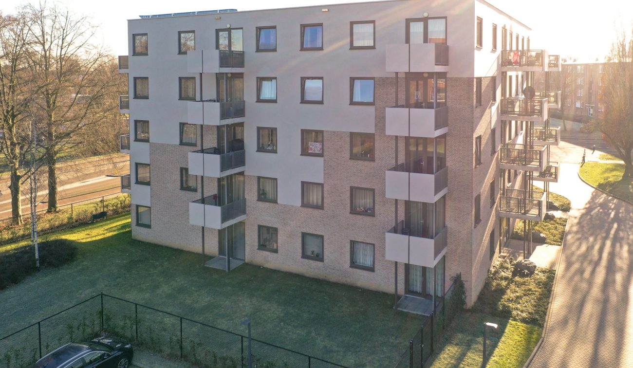 Nieuwbouw Noorderkroon Brunssum – modern vijflaags appartementengebouw met balkons, metselwerk en licht gestucte gevel