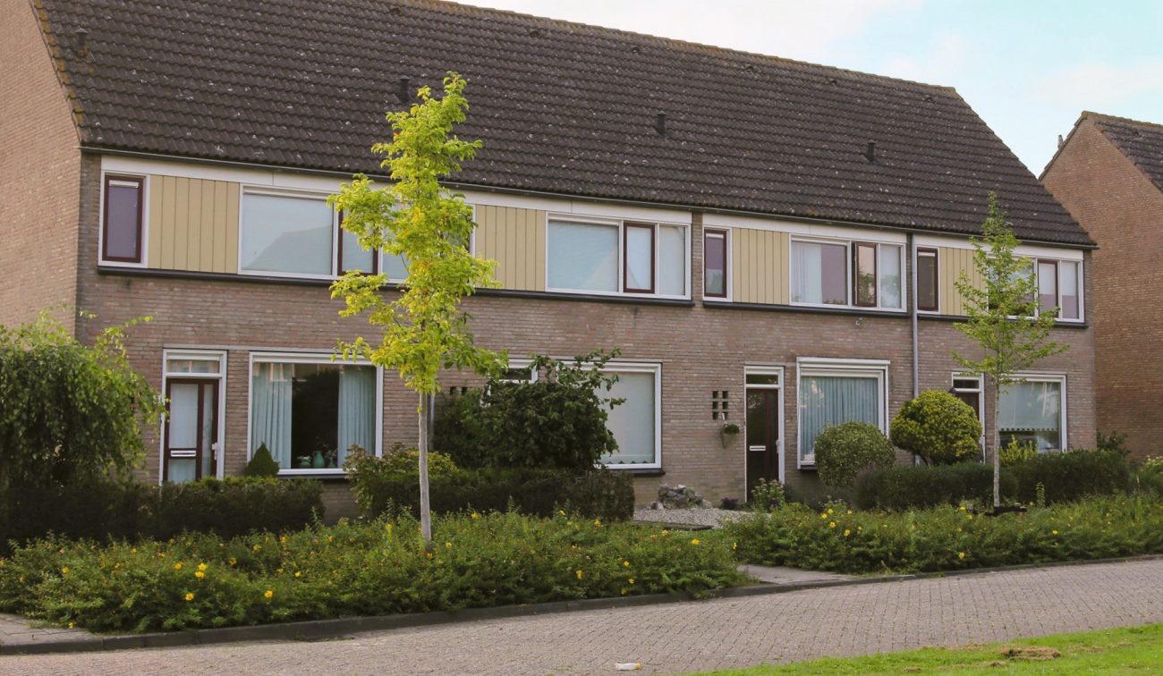 Groot onderhoud Peppingwoningen Almkerk & Nieuwendijk – rijwoningen met vernieuwde kozijnen/gevelpanelen, dak- en gevelisolatie en energetische opwaardering, met behoud van het oorspronkelijke straatbeeld.