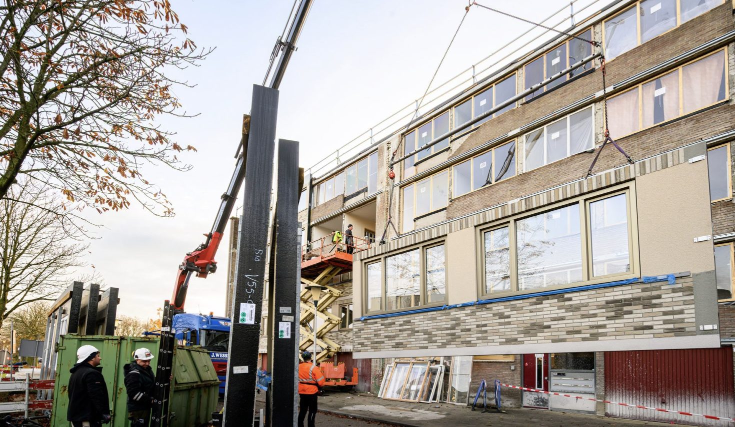 Prefab gevelelementen voor de Prontoflats Helmond – installatie van nieuwe kozijnen en gevelpanelen met hijskranen tijdens groot onderhoud.