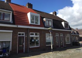 Groot onderhoud 81 woningen Lindeplein Breda: rijwoningen met dakkapellen, rode bruine daken straat.