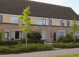 Groot onderhoud Peppingwoningen Almkerk & Nieuwendijk – rijwoningen met vernieuwde kozijnen/gevelpanelen, dak- en gevelisolatie en energetische opwaardering, met behoud van het oorspronkelijke straatbeeld.
