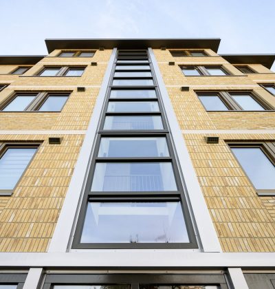 Groot onderhoud Prontoflats Helmond – vernieuwde gevel met moderne glaspui en kunststof kozijnen.