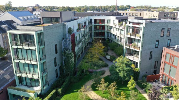 CPO Sphinx Maastricht – U-vormig appartementenblok met groene balkons rond binnentuin met slingerpaden, bomen en klimplanten