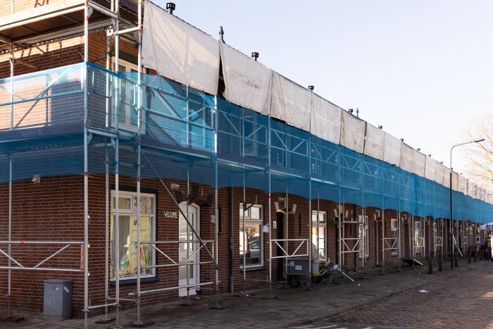 Woningen in Tuinzigt Haagpoort in steigers tijdens de uitvoering van het groot onderhoudsproject.