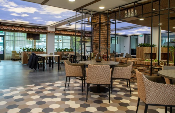 Hospitalityruimte Aan de Bleek: mix van baksteen, hout en staal, sky-ceiling en comfortabele stoelen