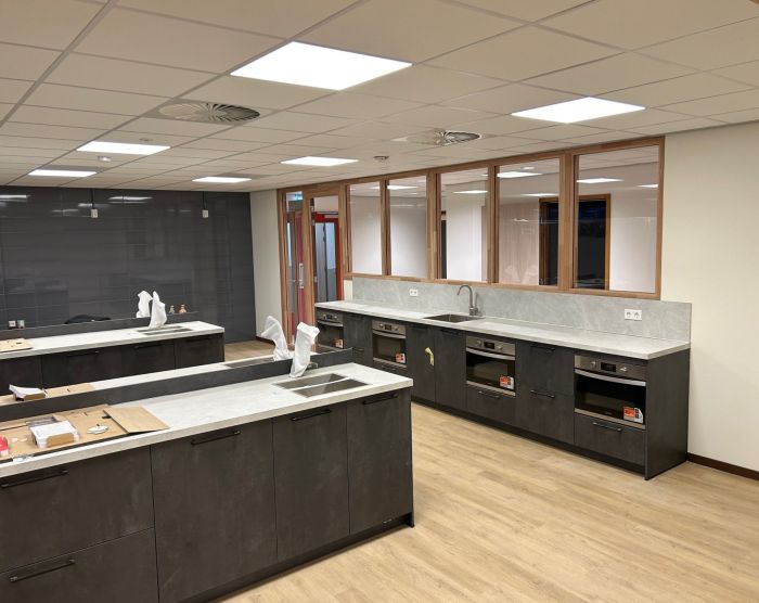 Verschillende keukenblokken in een klaslokaal