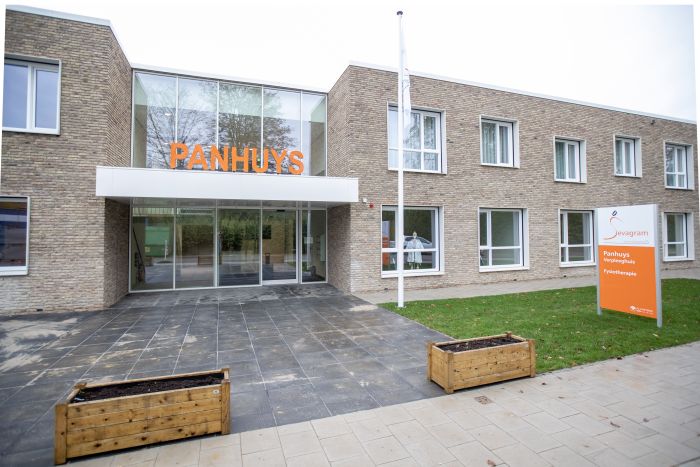 Voorgevel nieuwbouw Panhuys in Hulsberg, schuifdeuren met PANHUYS-logo en bord Sevagram.