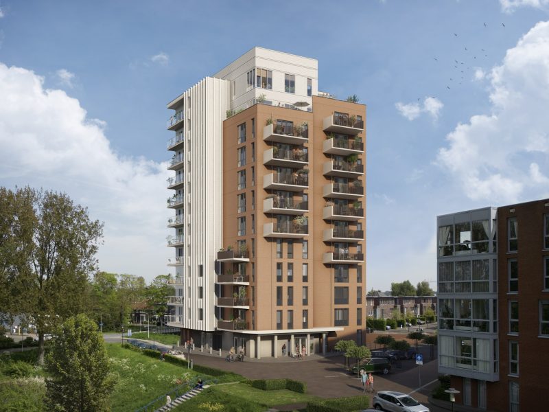 Hoog appartementencomplex met balkons en een bakstenen gevel, omringd door groen en naastgelegen woongebouwen.