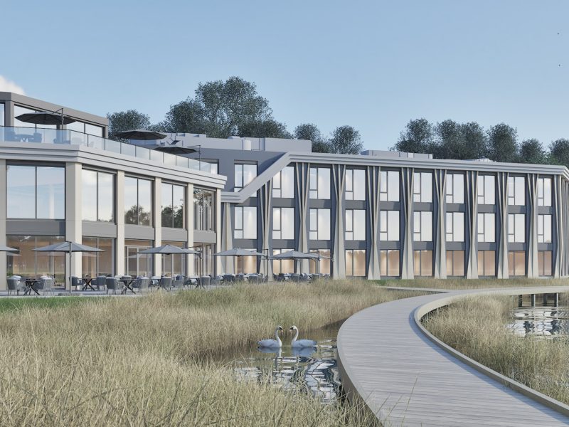 Impressie Postillion Hotel Breda-Biesbosch – waterzijde met grote glaspuien, terrassen aan de oever en meanderende boardwalk door het riet.