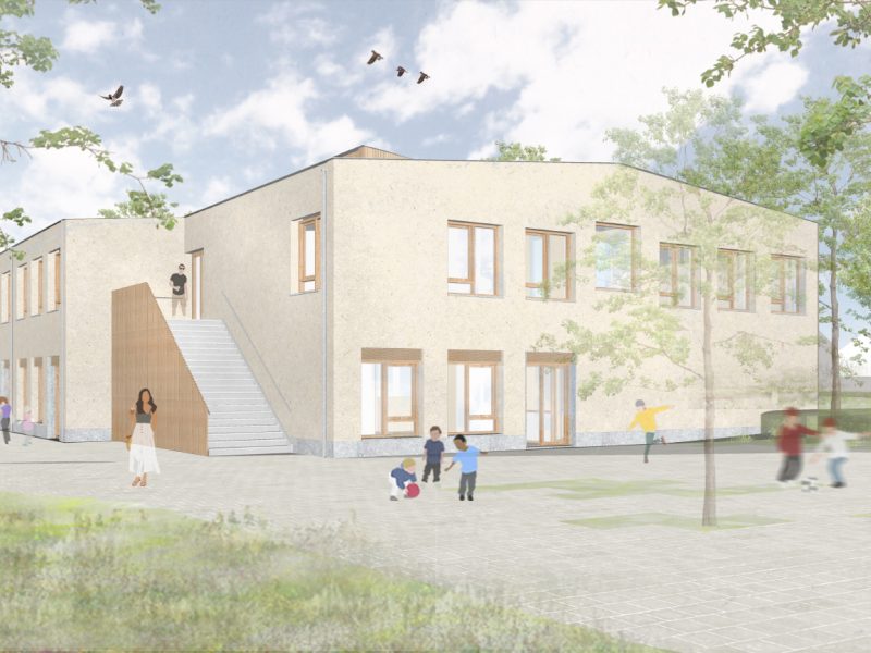 Impressie Antoniusschool Zundert: school met buitentrap, plein met spelende kinderen, bomen en groen